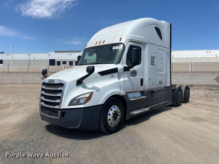 2020 Freightliner Cascadia semi truck - YA3702