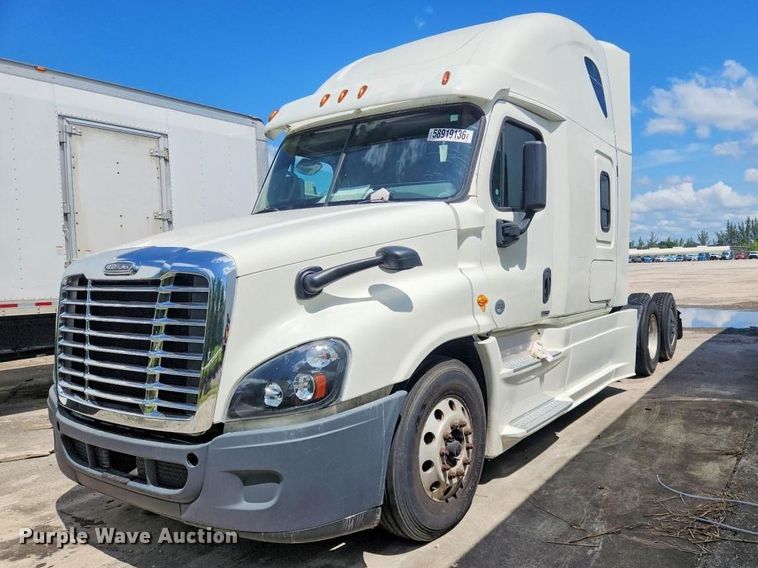 2018 Freightliner Cascadia semi truck - YA4015