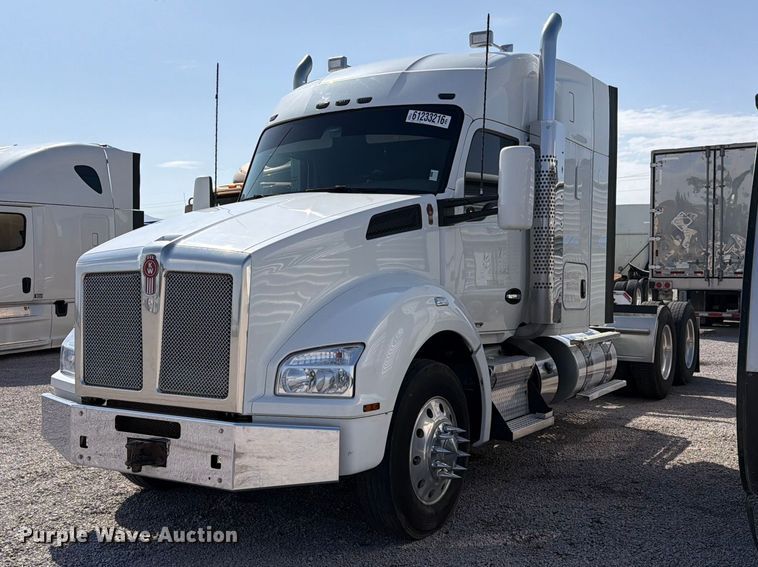 2018 Kenworth T880 semi truck - YA4181