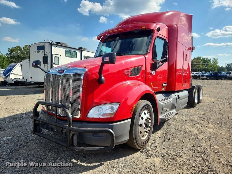 2020 Peterbilt 579 semi truck - YA4220
