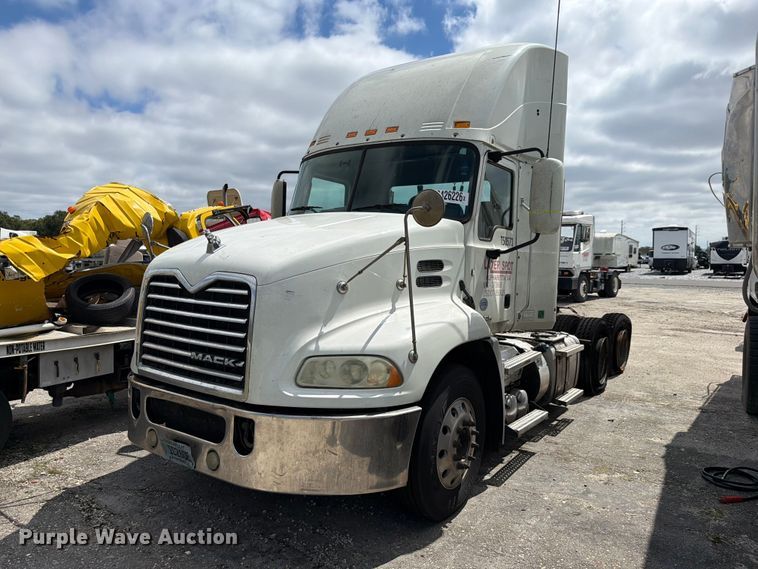 2015 Mack CXU613 semi truck - YA5037