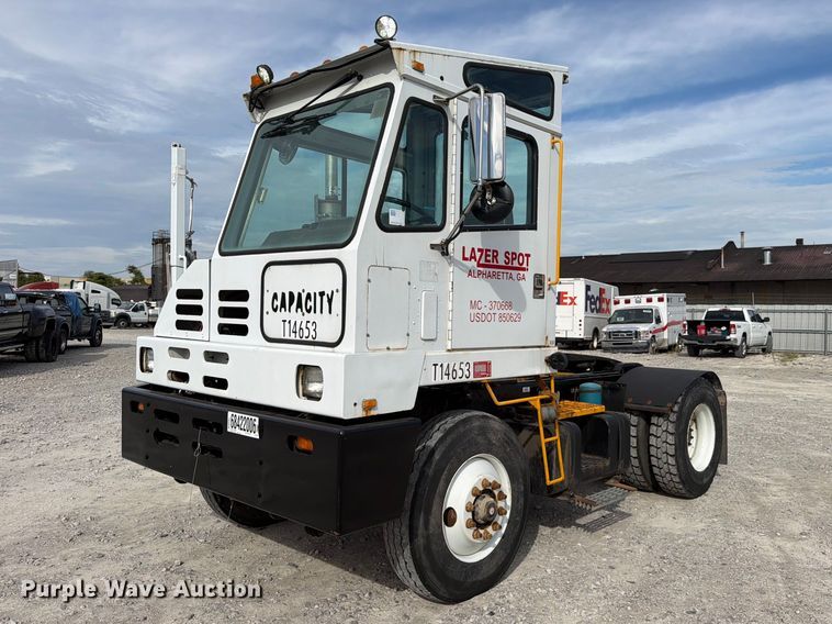 2004 Capacity Pro Spotter yard truck - YA5041