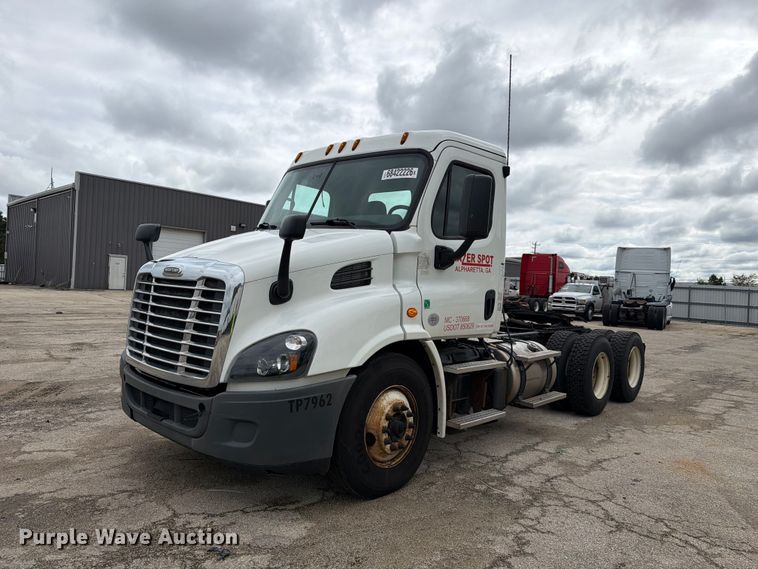 2019 Freightliner Cascadia semi truck - YA5050