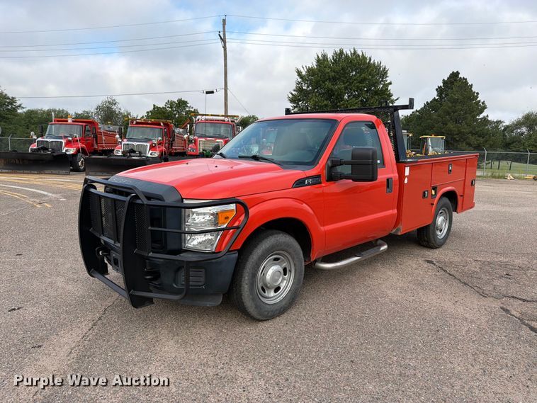 2016 Ford F250 Super Duty utility bed pickup truck - DY3311