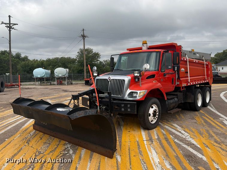 2007 International 7400 dump truck - DY3319
