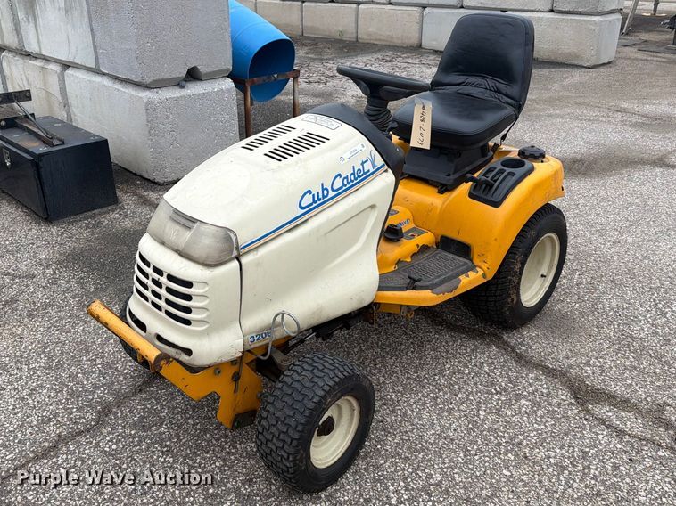 Cub Cadet 3206 lawn mower - DY3356