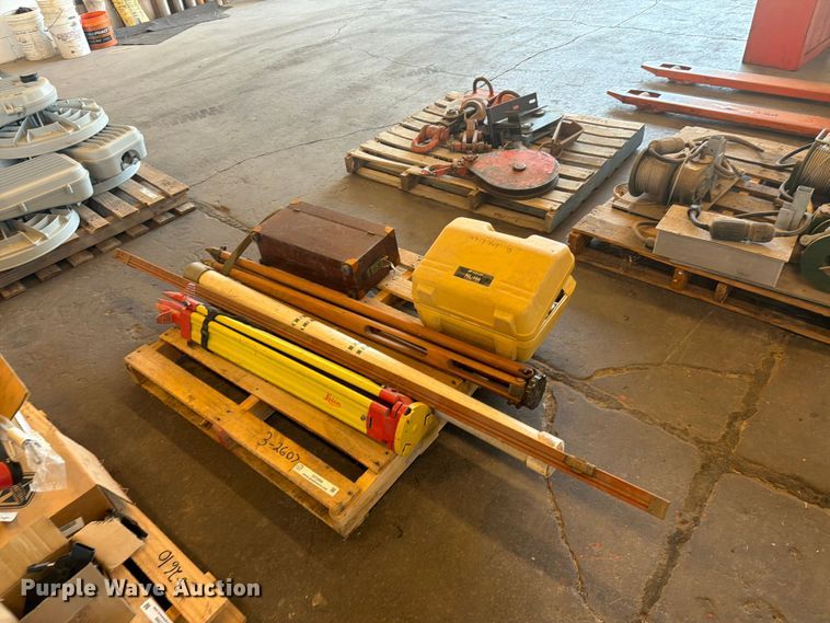 Topcon surveying equipment  - DY3400