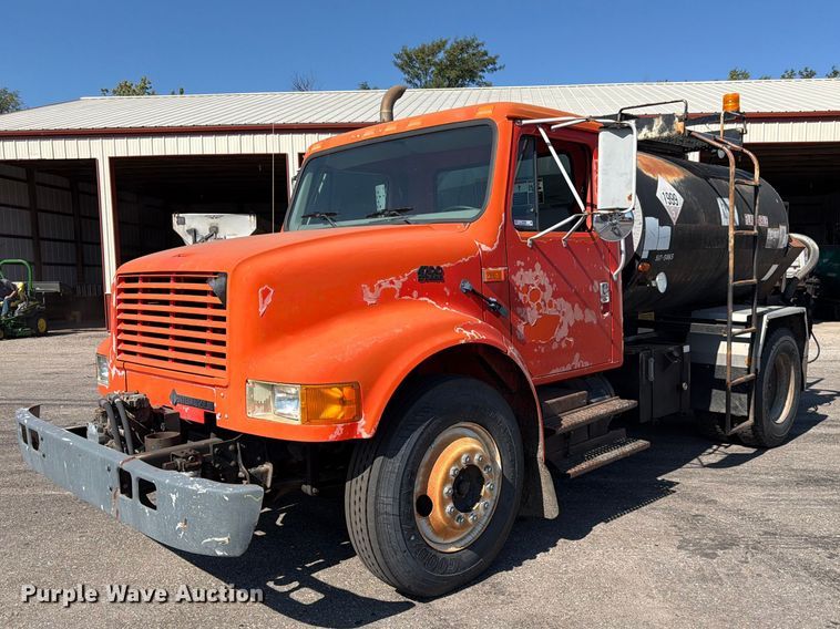 1996 International 4700 oil distributor truck - EP7606