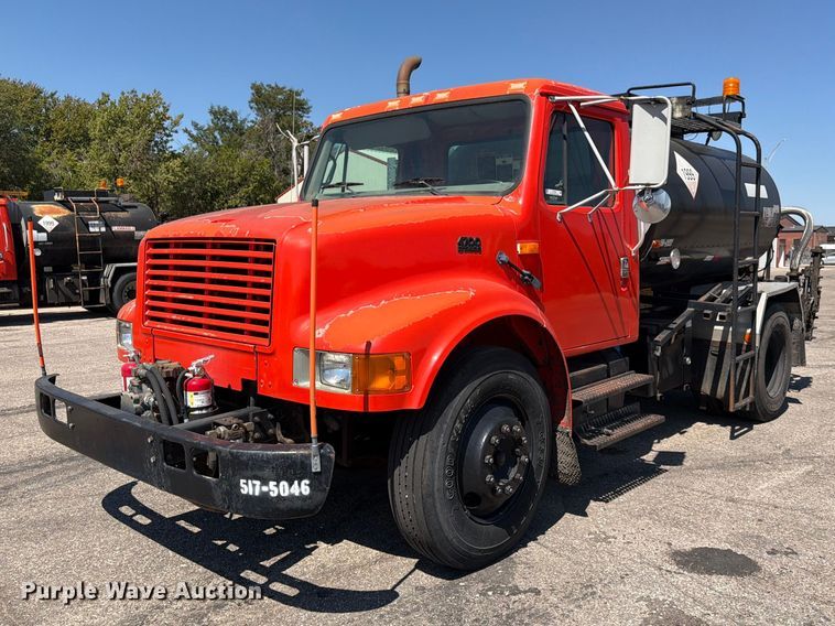 1996 International 4700 oil distributor truck - EP7608
