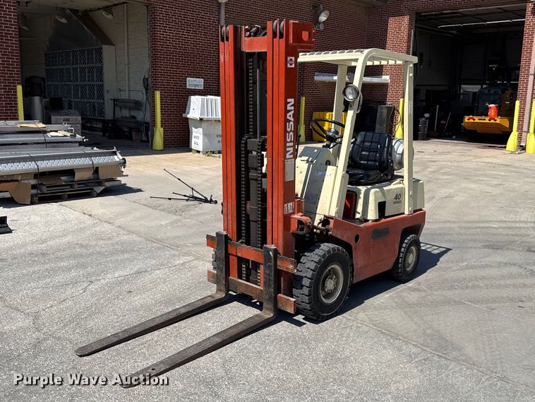 Nissan 40 forklift - EV6180