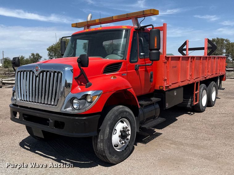 2009 International 7500 flatbed truck - EW4298
