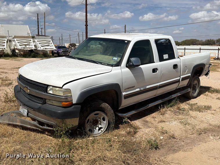 2002 Chevrolet Silverado 2500 Crew Cab pickup truck - DE1381