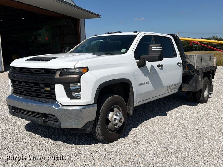 2020 Chevrolet Silverado 3500 Crew Cab flatbed pickup truck - DT3000