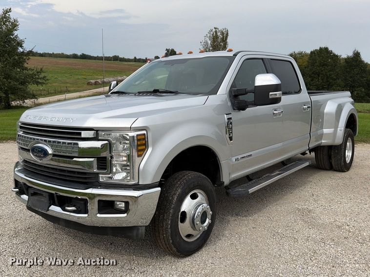 2019 Ford F350 Super Duty Crew Cab pickup truck - DT3006