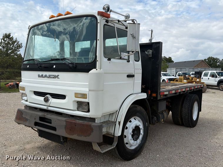 2001 Mack MS flatbed truck - DU3143