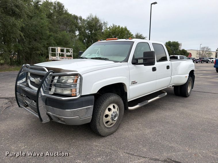 2004 Chevrolet Silverado 3500 Crew Cab pickup truck - DV0920