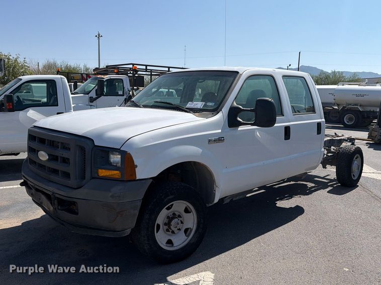 2005 Ford F250 Super Duty Crew Cab pickup truck cab and chassis - DV8619