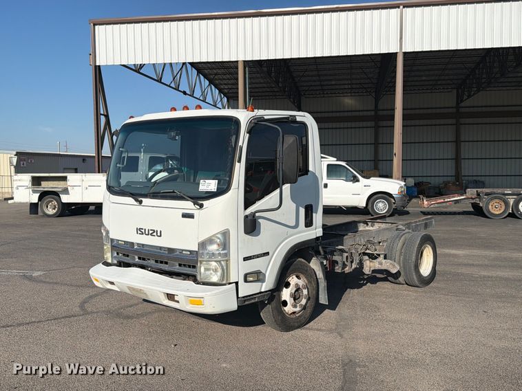 2008 Isuzu NPR truck cab and chassis - DV8622