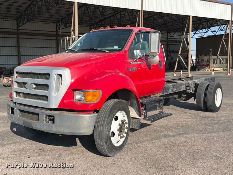 2005 Ford F750 Super Duty truck cab and chassis - DV8624