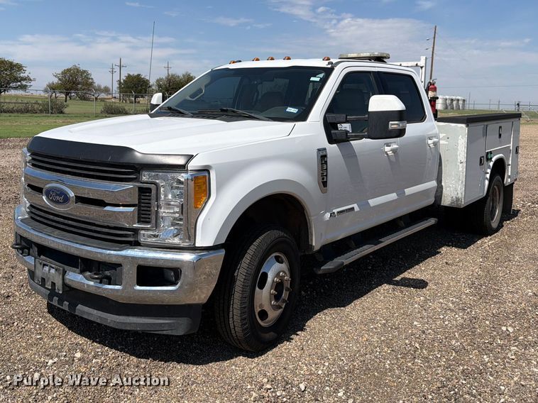 2017 Ford F350 Super Duty Crew Cab utility bed pickup truck - DV8630