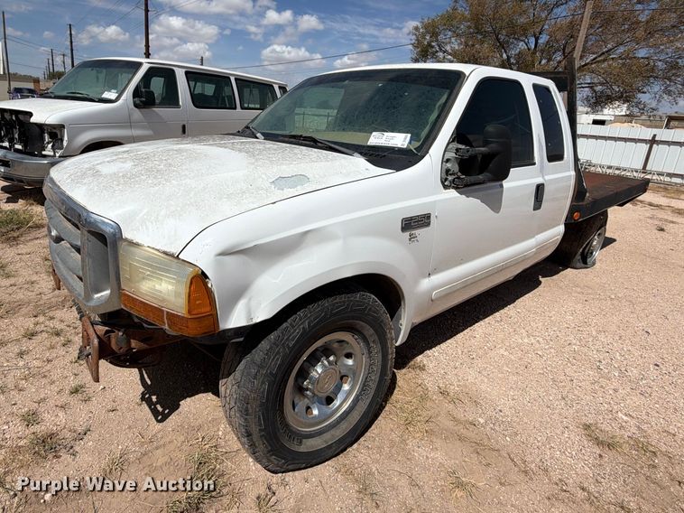 2001 Ford F250 Super Duty Ext. Cab flatbed pickup truck - DV8668