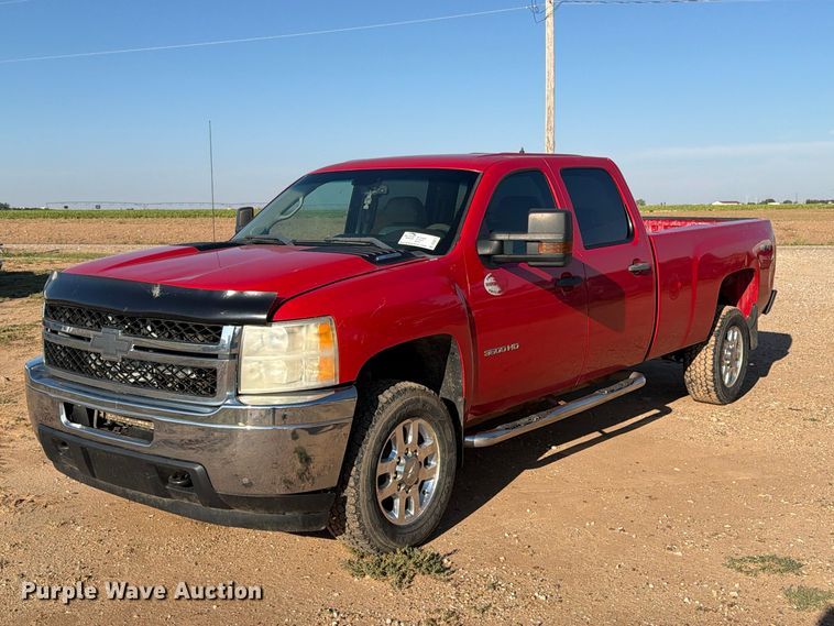 2011 Chevrolet Silverado 3500HD Crew Cab pickup truck - DV8670