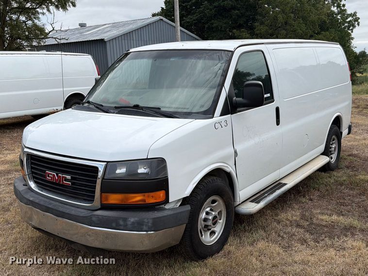 2015 GMC Savana 2500 van - DY3438