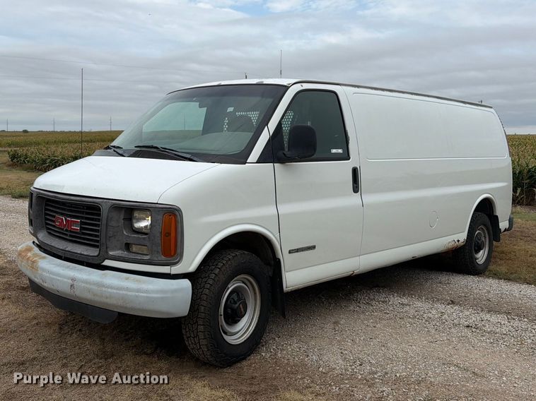 2002 GMC Savana 2500 van - DY3440