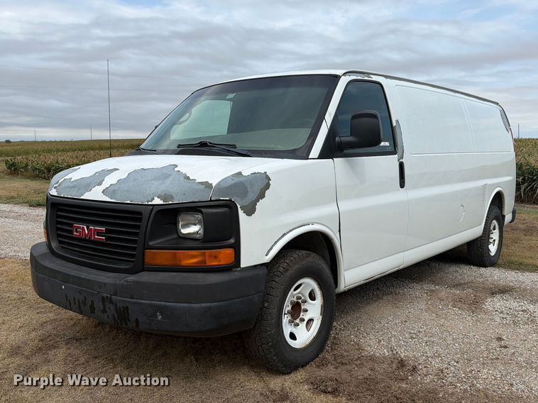 2011 GMC Savana 2500 EXT van - DY3441