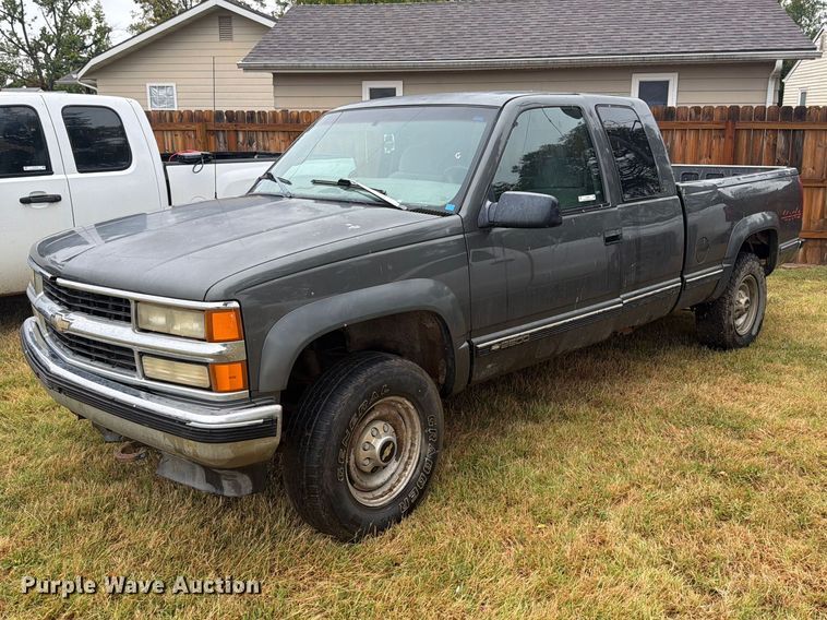 1999 Chevrolet K2500 Ext. Cab pickup truck - DY3445