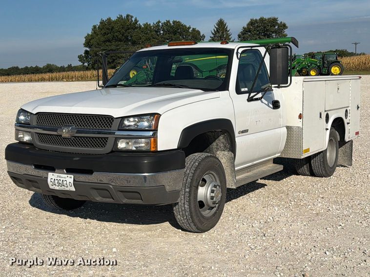 2004 Chevrolet Silverado 3500 utility bed pickup truck - DZ4849