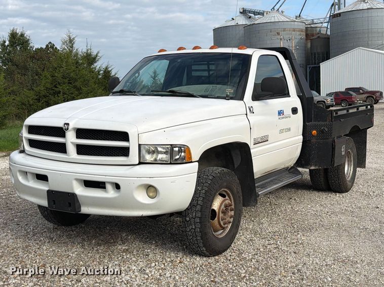 1999 Dodge Ram 3500 flatbed pickup truck - DZ4897