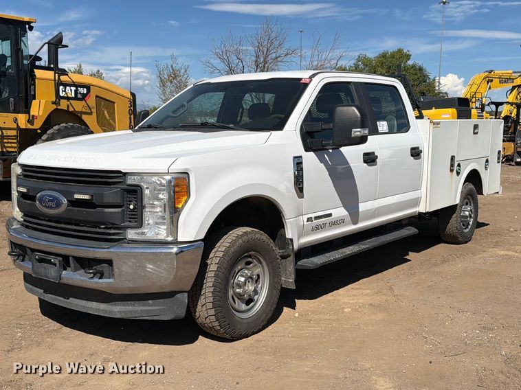 2017 Ford F350 Super Duty Crew Cab utility bed pickup truck - ED0199