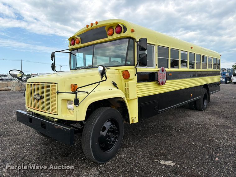 2001 Chevrolet B7 school bus - EG9236