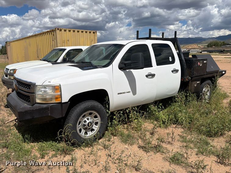 2012 Chevrolet Silverado 3500 HD Crew Cab flatbed pickup truck - EL2636
