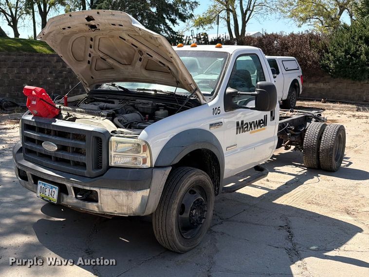 2006 Ford F450 Super Duty truck cab and chassis - EO8738
