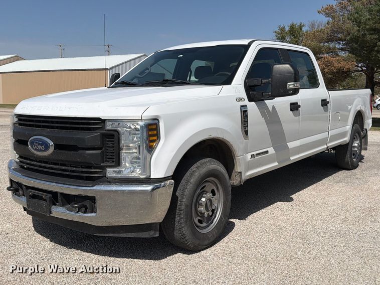 2019 Ford F350 Super Duty Crew Cab pickup truck - EP7702