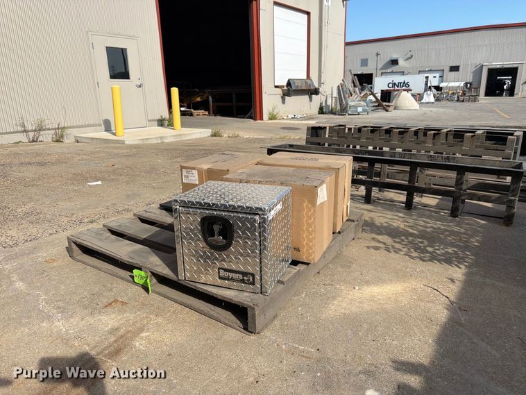 (4) Buyers toolboxes - EW5019