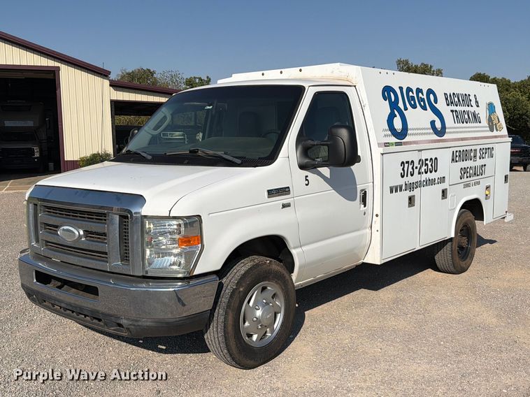 2015 Ford Econoline E350 utility van - EW8921