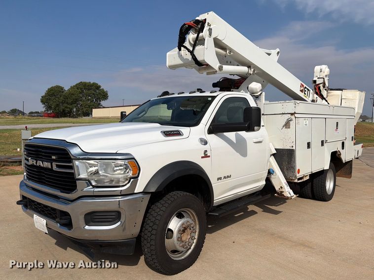 2020 RAM 5500HD bucket truck - EW8961