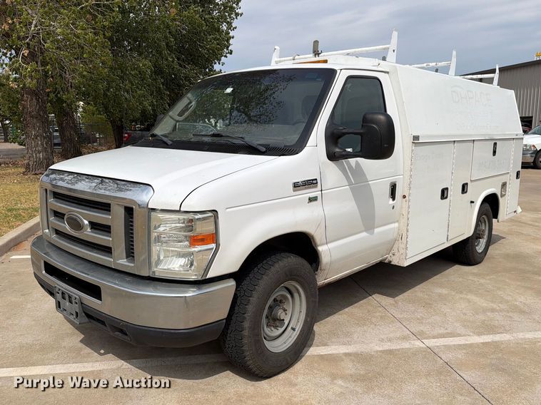 2016 Ford E350 Super Duty utility van - EW8969