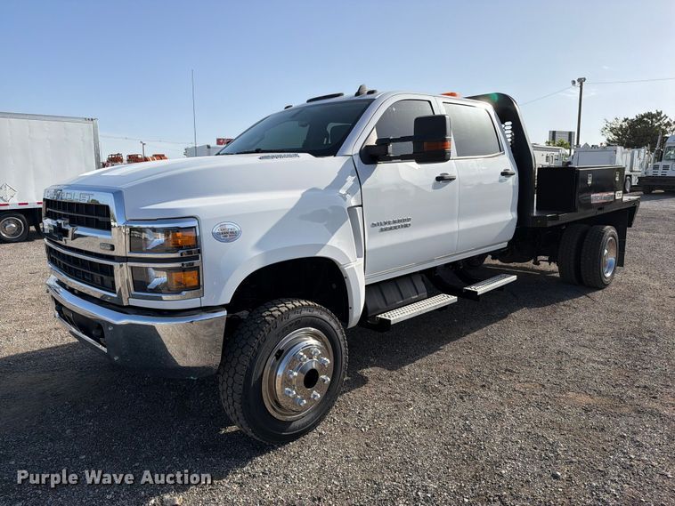 2022 Chevrolet Silverado 6500HD Crew Cab flatbed truck - FB5155
