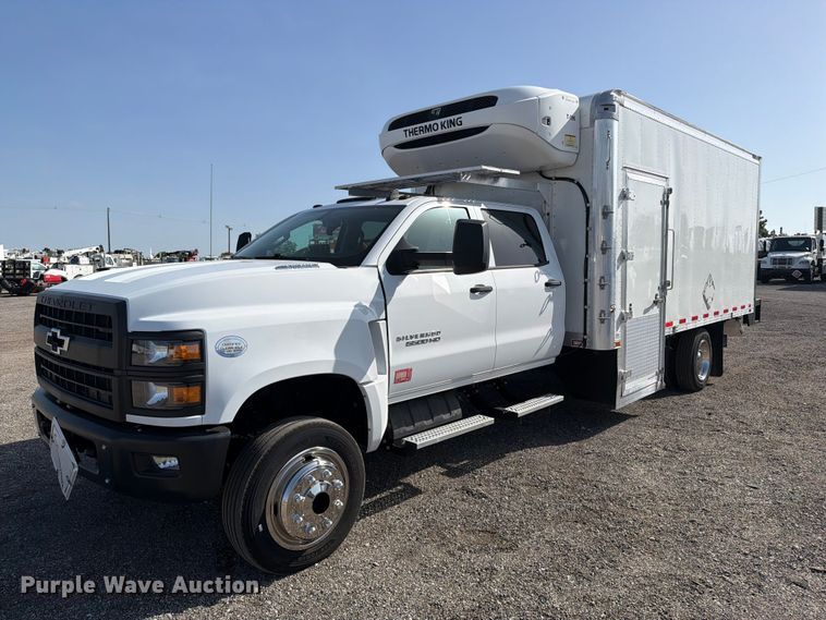 2020 Chevrolet Silverado 6500 HD crew cab refrigerated delivery truck - FB5156
