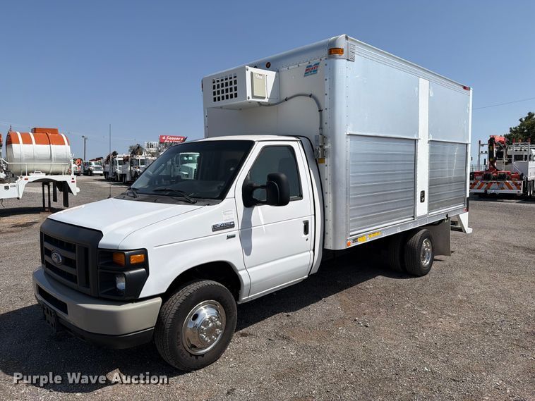2013 Ford E450 box truck - FB5158