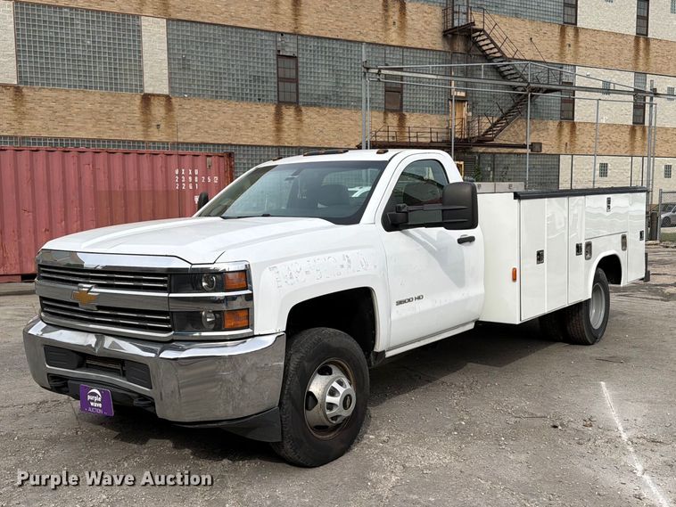 2016 Chevrolet Silverado 3500HD utility bed pickup truck - FB5951