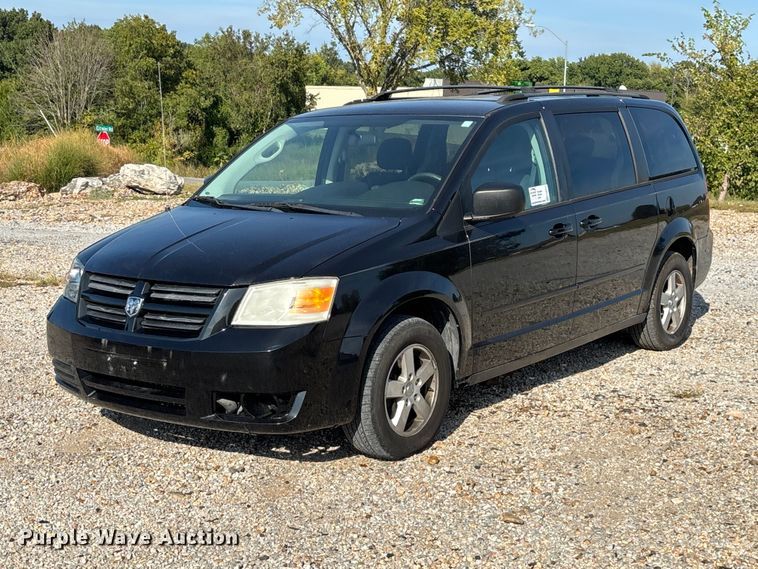 2010 Dodge Grand Caravan van - FG0723