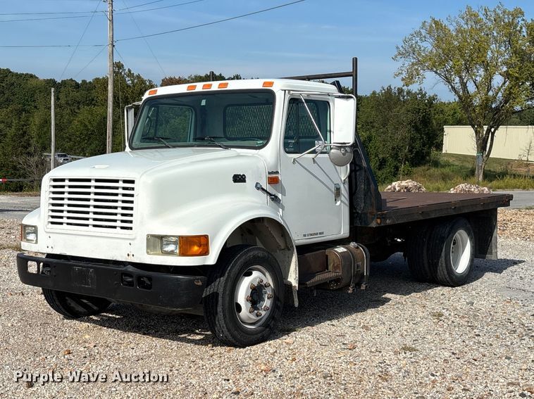 2000 International 4700 Lo-Profile flatbed truck - FG0724
