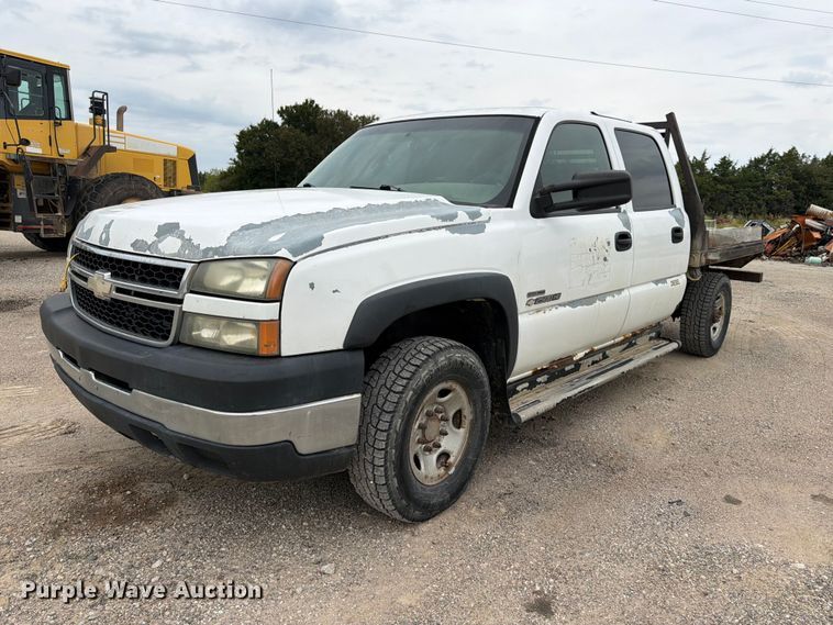 2006 Chevrolet Silverado 2500HD Crew Cab flatbed pickup truck - FK3794