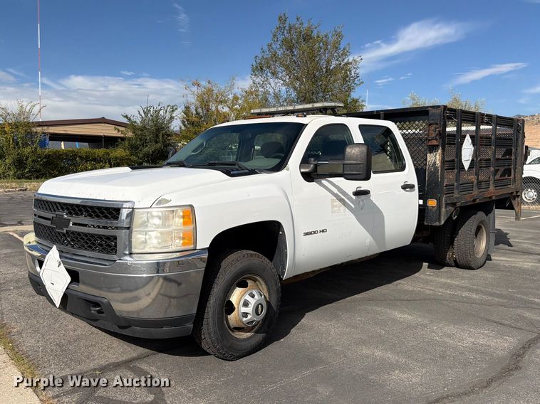 2011 Chevrolet Silverado 3500HD Crew Cab flatbed pickup truck - FK4640