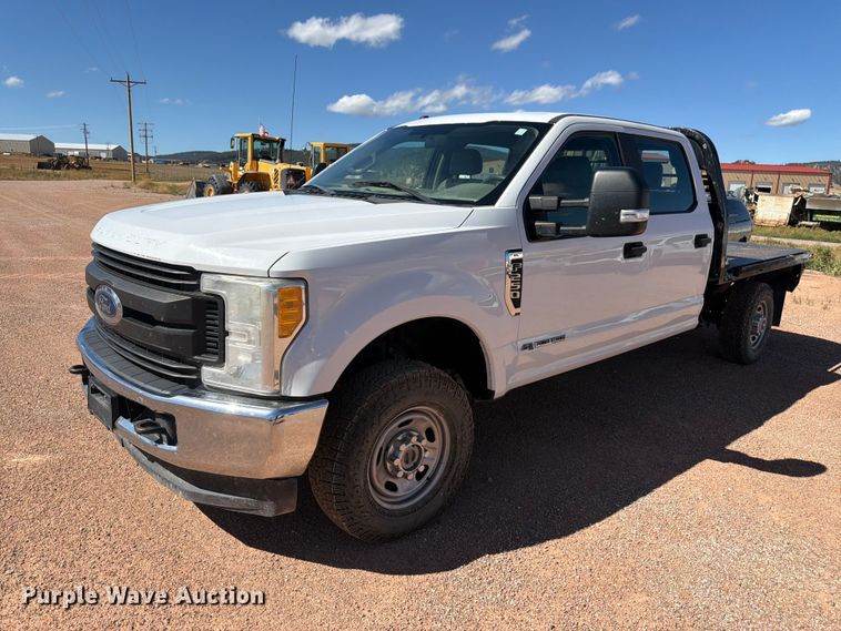 2017 Ford F250 Super Duty Crew Cab flatbed pickup truck - FM7659